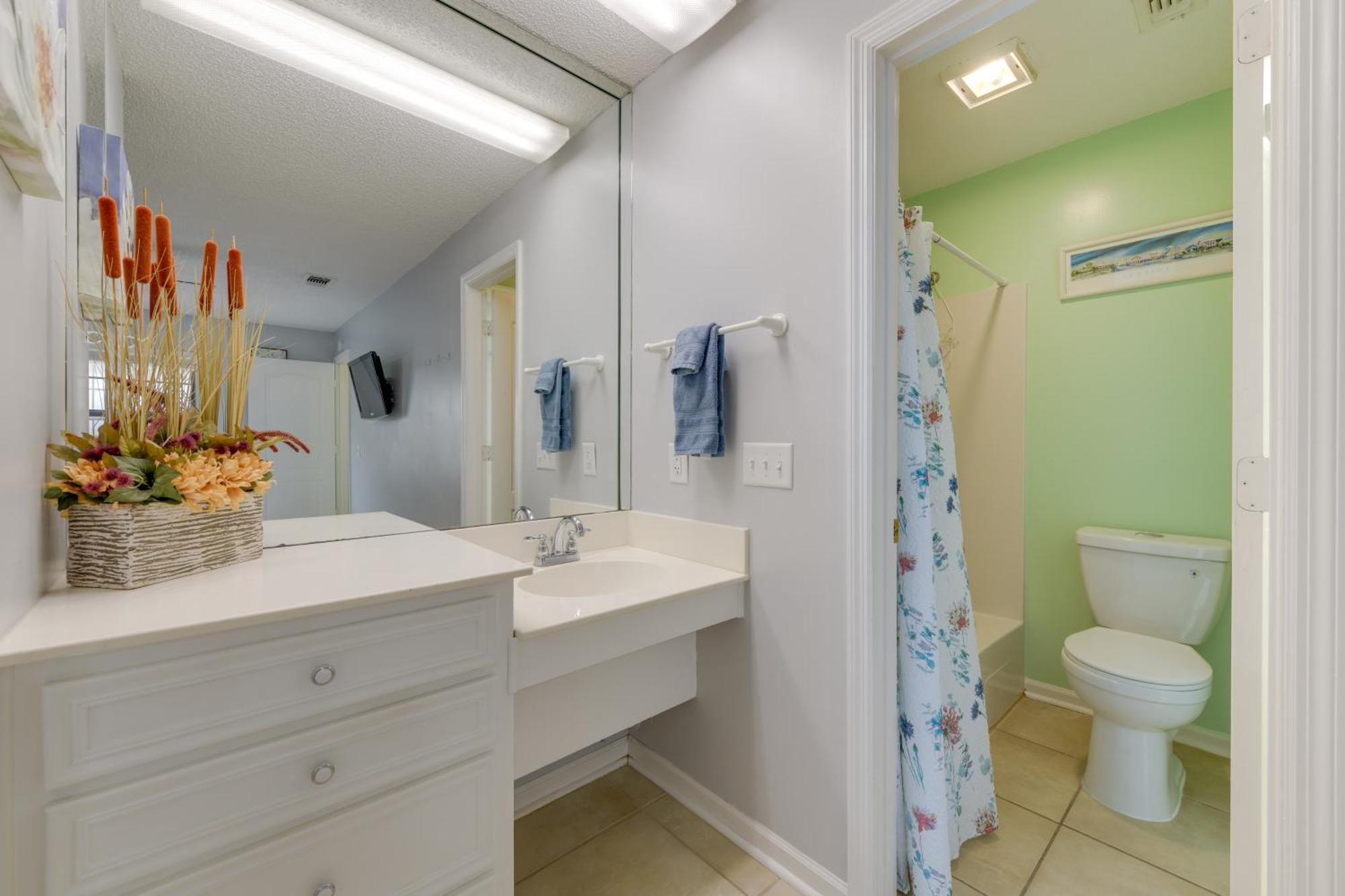 Apartment Cozy Pcb Less Than Half Mile To Public Access!